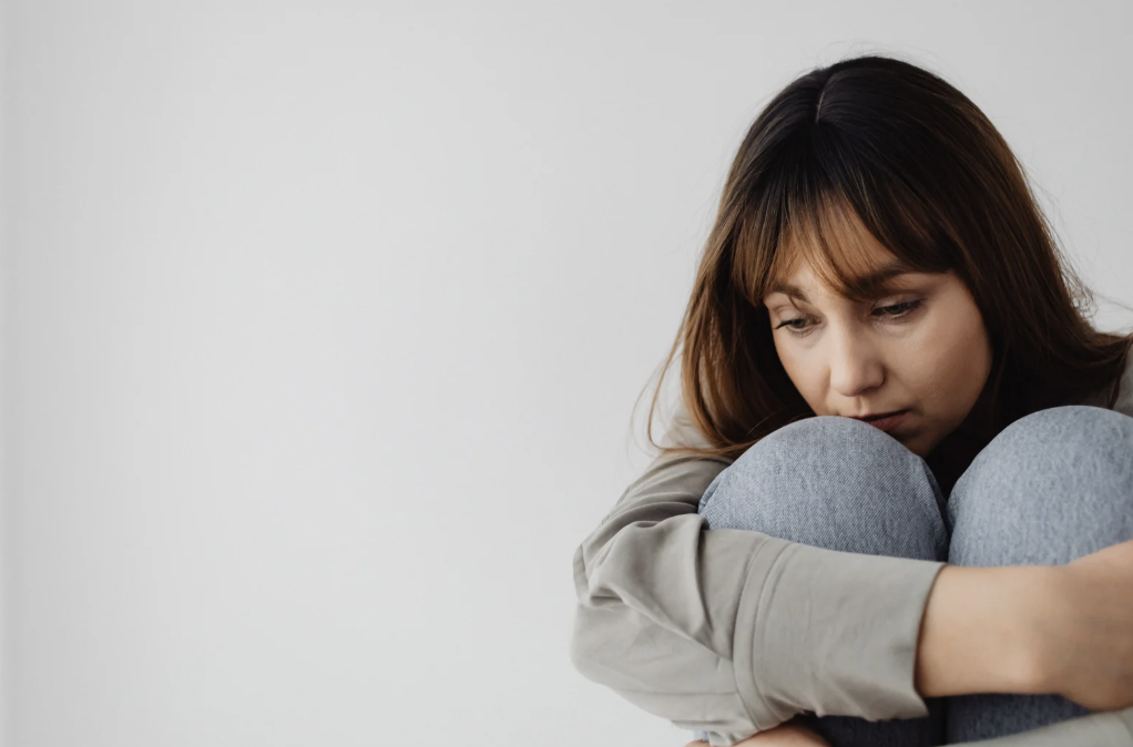Comment aider une personne en dépression ? Guide complet pour comprendre, soutenir et accompagner