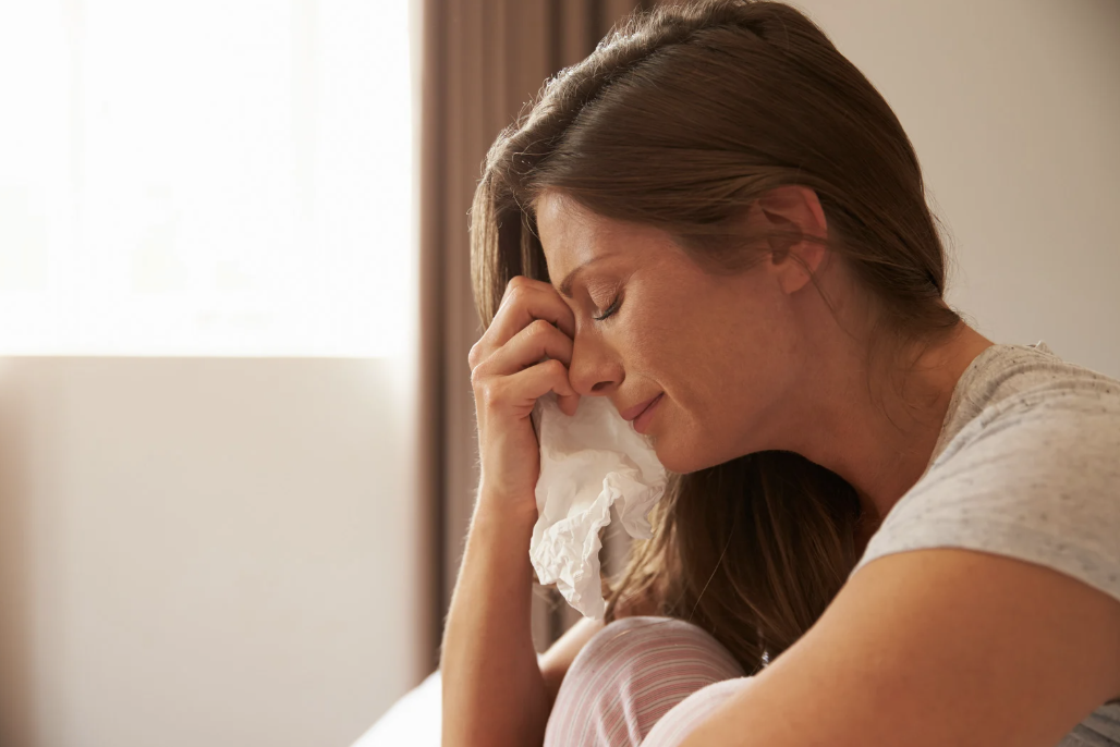 Dépression souriante : quand tout semble aller bien… sauf à l’intérieur