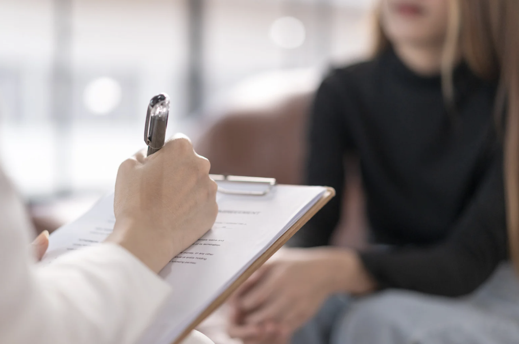 Psychologue ou psychiatre pour dépression : qui consulter et pourquoi ?